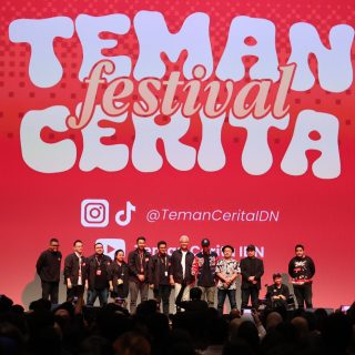 Calon presiden nomor urut 3 Ganjar Pranowo bersama para komika di acara Teman Cerita Festival di Djakarta Theatre, Kamis (21/12/2023)