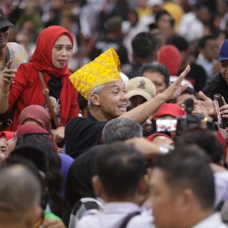 Calon presiden (capres) 2024 Ganjar Pranowo dielu-elukan warga Donggala, Sulawesi Tengah, yang berkumpul di Gedung Oasis untuk menyambutnya, Senin (4/12/2023)