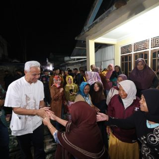 Ganjar Pranowo disambut warga saat menuju rumah Izudin, seorang guru mengaji di Desa Bojasari RT 02 RW 03 Kertek, Kabupaten Wonosobo. Ganjar memilih menginap di rumah warga setelah safari ke sejumlah daerah di Yogyakarta dan Jawa Tengah, Minggu (17/12/2023) malam