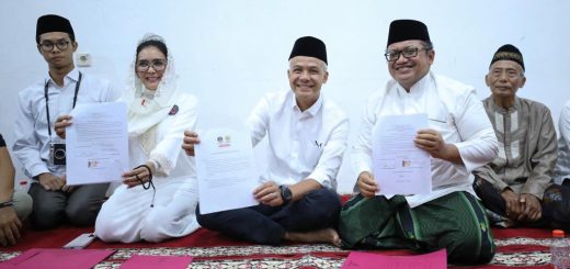 Capres nomor urut 3 Ganjar Pranowo bersilaturahmi di Pondok Pesantren Nurul Huda, Setu, Kabupaten Bekasi, Kamis (14/12/2023). Ganjar menunjukkan Piagam Perjuangan Nurul Huda yang berisi program pokok Presiden dan Wakil Presiden 2024 dalam membangun dan mengembangkan pondok pesantren
