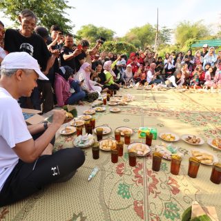 Capres nomor urut 3, Ganjar Pranowo diajak warga Klaten dan Sukoharjo sarapan bersama di Bendungan Ngawen usai jalan pagi, Rabu (27/12/2023)