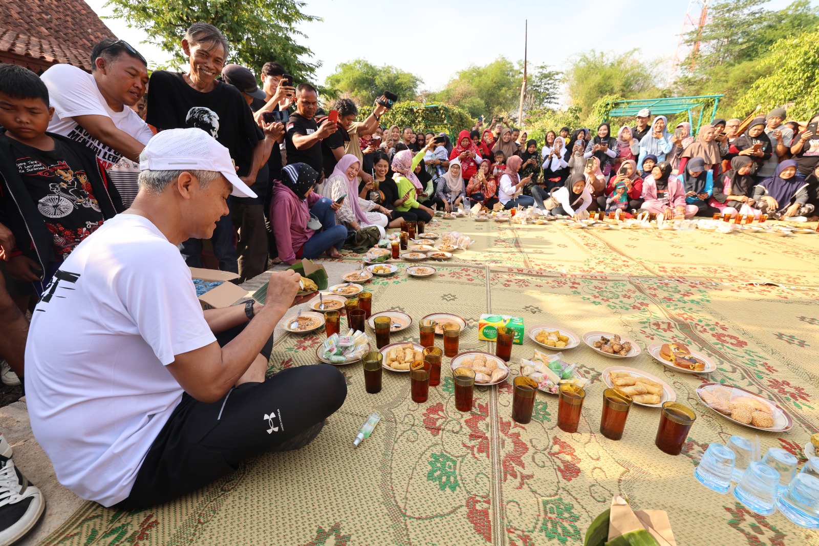 Capres nomor urut 3, Ganjar Pranowo diajak warga Klaten dan Sukoharjo sarapan bersama di Bendungan Ngawen usai jalan pagi, Rabu (27/12/2023)
