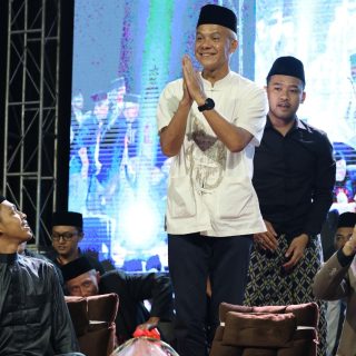 Ganjar Pranowo menghadiri acara sholawatan bareng Habib Zaidan bin Yahya di Lapangan Maron Temanggung, Minggu (17/12/2023) malam