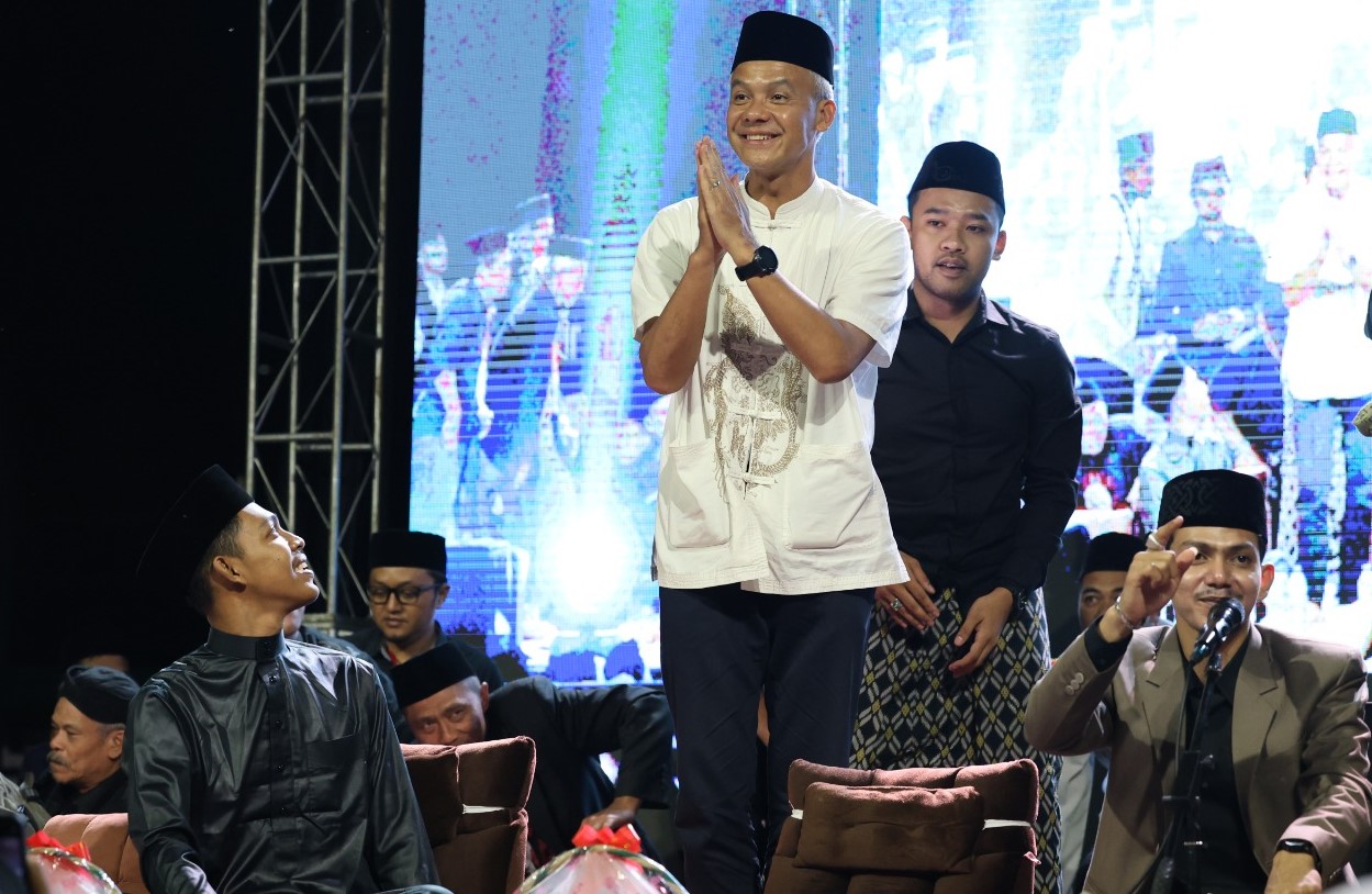 Ganjar Pranowo menghadiri acara sholawatan bareng Habib Zaidan bin Yahya di Lapangan Maron Temanggung, Minggu (17/12/2023) malam