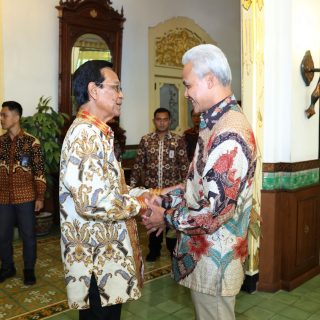 Capres 2024, Ganjar Pranowo, bersilaturahmi dengan Sri Sultan Hamengku Buwono X, di Gedung Wilis, Kepatihan Jalan Suryataman, Yogyakarta, Rabu (27/12/2023)