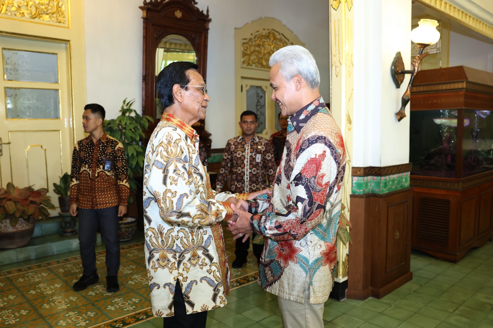 Capres 2024, Ganjar Pranowo, bersilaturahmi dengan Sri Sultan Hamengku Buwono X, di Gedung Wilis, Kepatihan Jalan Suryataman, Yogyakarta, Rabu (27/12/2023)