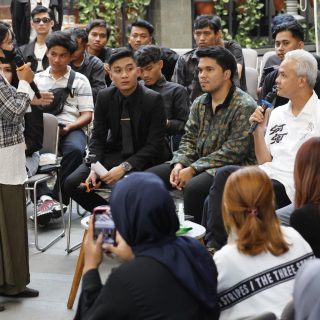 Capres 2024, Ganjar Pranowo, mendengarkan curhatan ratusan anak muda Sukoharjo sambil santai di Cafe Canting Londo, Selasa (26/12/2023) malam