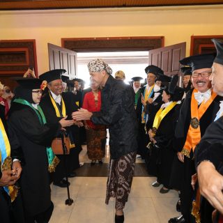 Ganjar Pranowo, Capres 2024 nomor urut 3 menghadiri Rapat Terbuka Peringatan Dies Natalis ke-74 Universitas Gadjah Mada (UGM) Yogyakarta, Selasa (19/12/2023)