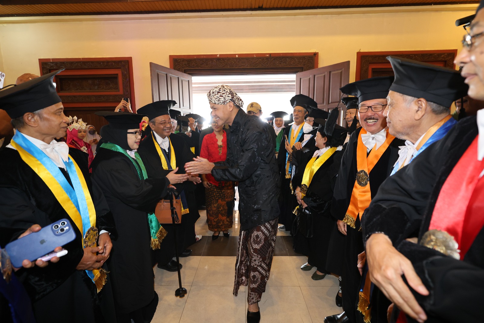 Ganjar Pranowo, Capres 2024 nomor urut 3 menghadiri Rapat Terbuka Peringatan Dies Natalis ke-74 Universitas Gadjah Mada (UGM) Yogyakarta, Selasa (19/12/2023)