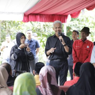 Capres 2024 nomor urut 3, Ganjar Pranowo, berkunjung dan berdialog di Rumah Pelatihan Dewan Pengurus Cabang Gerakan untuk Kesejahteraan Tuna Rungu Indonesia Balikpapan, Selasa (5/12/2023)