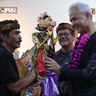 Capres nomor urut 3 Ganjar Pranowo mendapat hadiah wayang golek saat singgah di sanggar wayang golek Gentra Manah di Desa Purwadana, Kecamatan Telukjambe Kabupaten Karawang, Jawa Barat, Jumat (15/12/2023)