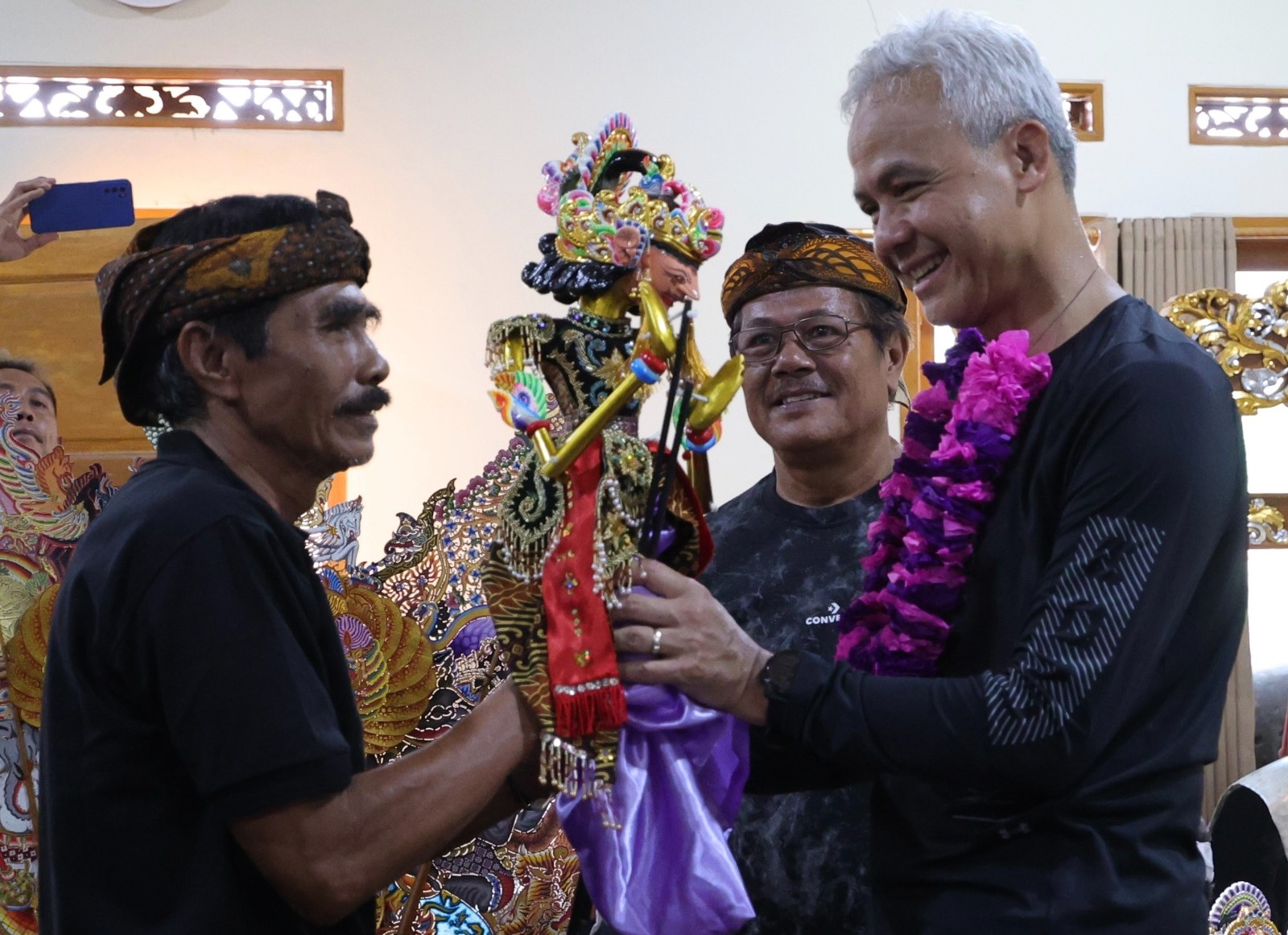 Capres nomor urut 3 Ganjar Pranowo mendapat hadiah wayang golek saat singgah di sanggar wayang golek Gentra Manah di Desa Purwadana, Kecamatan Telukjambe Kabupaten Karawang, Jawa Barat, Jumat (15/12/2023)