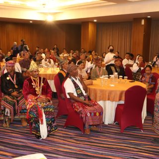 Calon presiden (capres) nomor urut 3, Ganjar Pranowo, berbicara di depan sejumlah tokoh adat Nusa Tenggara Timur (NTT), di Sotus Hotel, Jumat (1/12/2023)