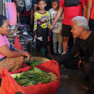 Ganjar Pranowo, Capres 2024 nomor urut 3 berbincang dengan pedagang saat blusukan ke Pasar Inpres Naikoten I, Kupang, Sabtu (2/12/2023)