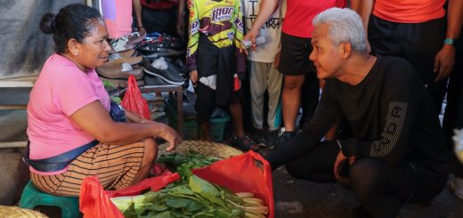 Ganjar Pranowo, Capres 2024 nomor urut 3 berbincang dengan pedagang saat blusukan ke Pasar Inpres Naikoten I, Kupang, Sabtu (2/12/2023)