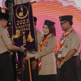 Ketua Kwarda Jateng Siti Atikoh Supriyanti, menerima Penghargaan Tergiat, pada pembukaan Munas XI Gerakan Pramuka 2023 di Aceh, Sabtu (2/12/2023)