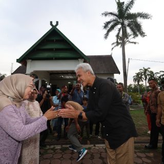 Capres nomor urut 3 Ganjar Pranowo, selalu mendapat sambutan hangat dari masyarakat saat berkunjung ke Kupang, Ende dan Pulau Rote, Nusa Tenggara Timur, termasuk sambutan dari kalangan perempuan, Sabtu (2/12/2023)