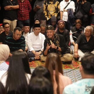 Calon presiden (capres) 2024 nomor urut 3, Ganjar Pranowo, berbincang dan diskusi dengan anak muda milenial dan Gen-Z di Dapoer Sasak, Lombok, Sabtu (2/11/2023) malam