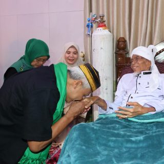 Capres 2024 nomor urut 3, Ganjar Pranowo bersilaturahmi ke Ponpes Qamarul Huda Bagu Lombok Tengah dan sowan ke kediaman ulama NU kharismatik asal Lombok, Tuan Guru Haji (TGH) Lalu Turmudzi Badaruddin Tuan Guru Bagu, Minggu (3/12/2023)