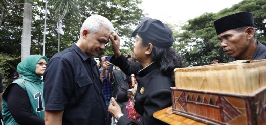 Capres 2024 nomor urut 3, Ganjar Pranowo, dinobatkan sebagai keluarga Laskar Sasak oleh Ketua Umum Laskar Sasak, Datu Anom Lalu Muhammad Ali Sadikin, dengan tanda olesan minyak geding kedaton di keningnya, Minggu (3/12/1023)