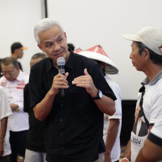 Ganjar Pranowo, Capres 2024 nomor urut 3, berdialog dengan tokoh agama dan tokoh masyarakat di Hotel Claro Kendari, Sulawesi Tenggara, Minggu (3/12/2023)
