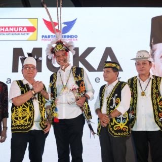 Ganjar Pranowo, capres nomor urut 3 bersama para tokoh adat Dayak Kenyah Kalimantan Timur, pada pertemuan di Ballroom Mahakam Swissbell Hotel Balikpapan, Selasa (5/12/2023)