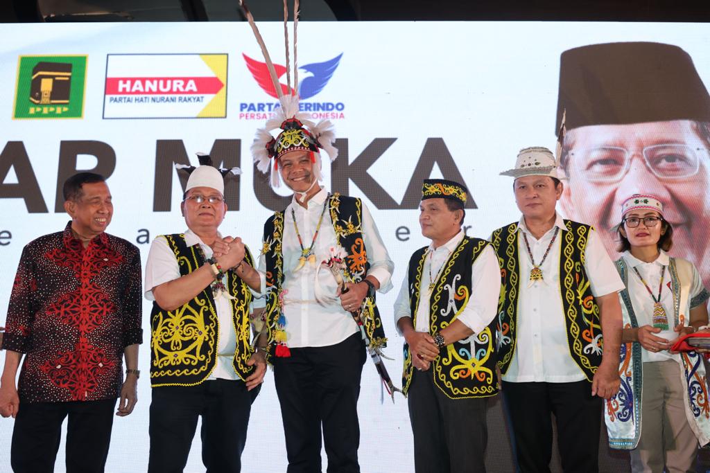 Ganjar Pranowo, capres nomor urut 3 bersama para tokoh adat Dayak Kenyah Kalimantan Timur, pada pertemuan di Ballroom Mahakam Swissbell Hotel Balikpapan, Selasa (5/12/2023)