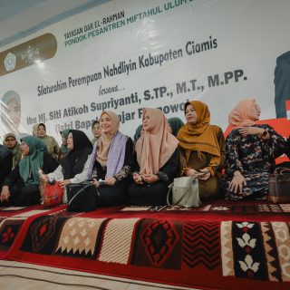 Istri capres 2024 nomor urut 3 Ganjar Pranowo, Siti Atikoh Supriyanti, bertemu dengan perempuan Nahdliyin se Kabupaten Ciamis di Pondok Pesantren Miftahul Ulum Bangunsirna, Selasa (5/12/2023)