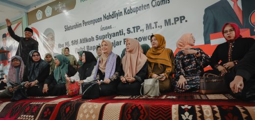 Istri capres 2024 nomor urut 3 Ganjar Pranowo, Siti Atikoh Supriyanti, bertemu dengan perempuan Nahdliyin se Kabupaten Ciamis di Pondok Pesantren Miftahul Ulum Bangunsirna, Selasa (5/12/2023)