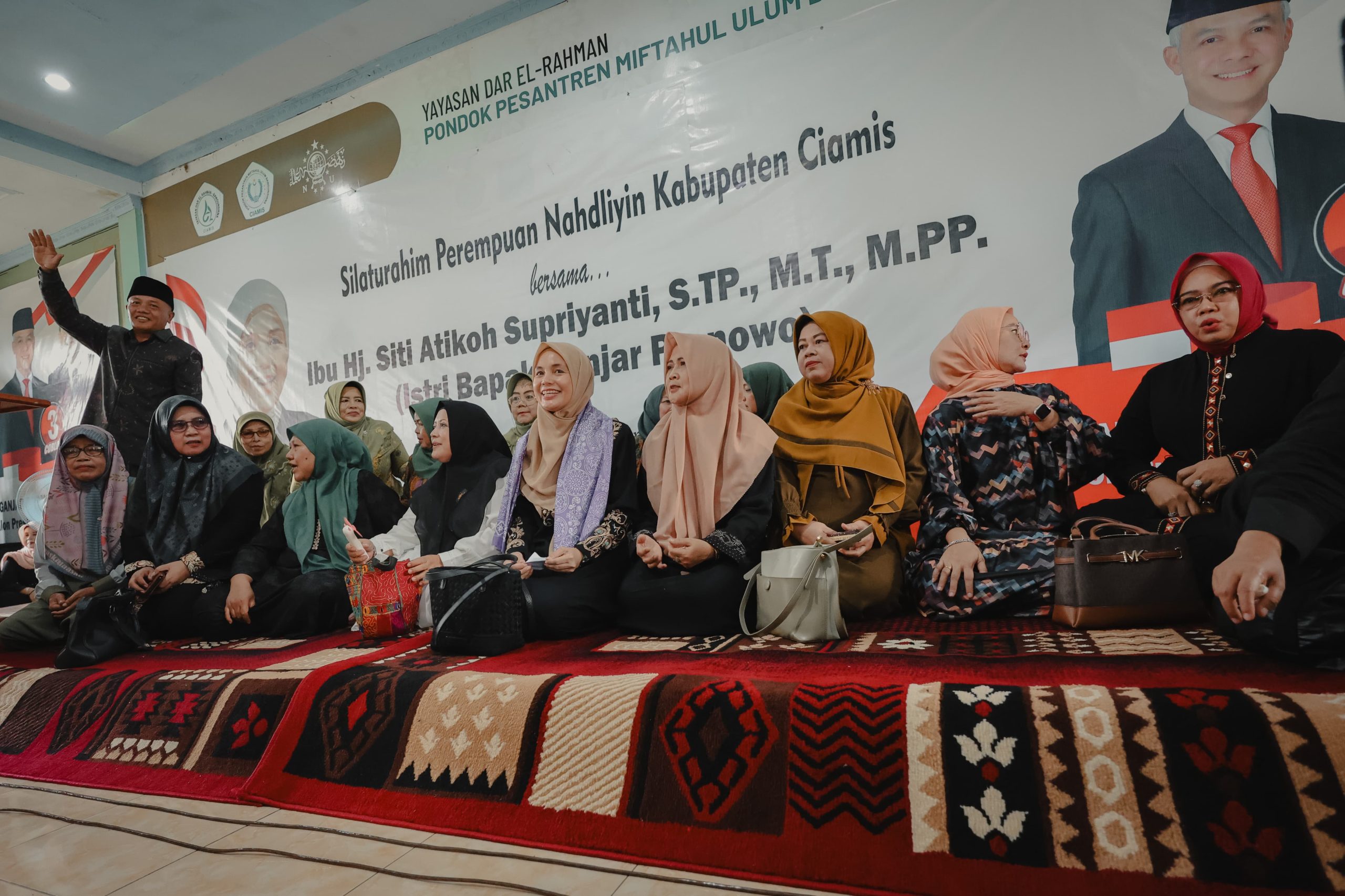 Istri capres 2024 nomor urut 3 Ganjar Pranowo, Siti Atikoh Supriyanti, bertemu dengan perempuan Nahdliyin se Kabupaten Ciamis di Pondok Pesantren Miftahul Ulum Bangunsirna, Selasa (5/12/2023)
