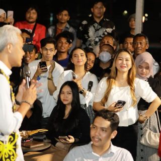 Ganjar Pranowo, Capres 2024 nomor urut 3, berkumpul bersama kalangan muda dalam acara ngopi bareng di Hobbies Coffe and Lounge Balikpapan, Kalimantan Timur, Selasa (5/12/2023) malam.