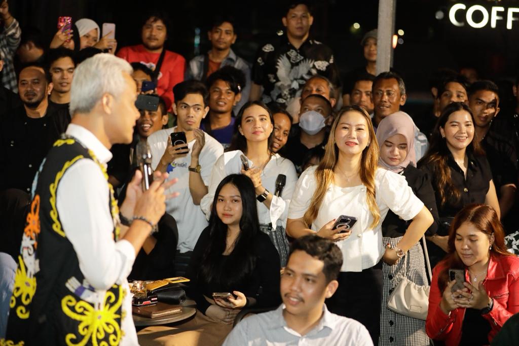 Ganjar Pranowo, Capres 2024 nomor urut 3, berkumpul bersama kalangan muda dalam acara ngopi bareng di Hobbies Coffe and Lounge Balikpapan, Kalimantan Timur, Selasa (5/12/2023) malam.
