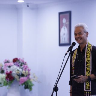 Capres 2024, Ganjar Pranowo bersilaturahmi dengan tokoh agama Katholik di Katedral Samarinda, Kalimantan Timur, Rabu (6/12/2023)