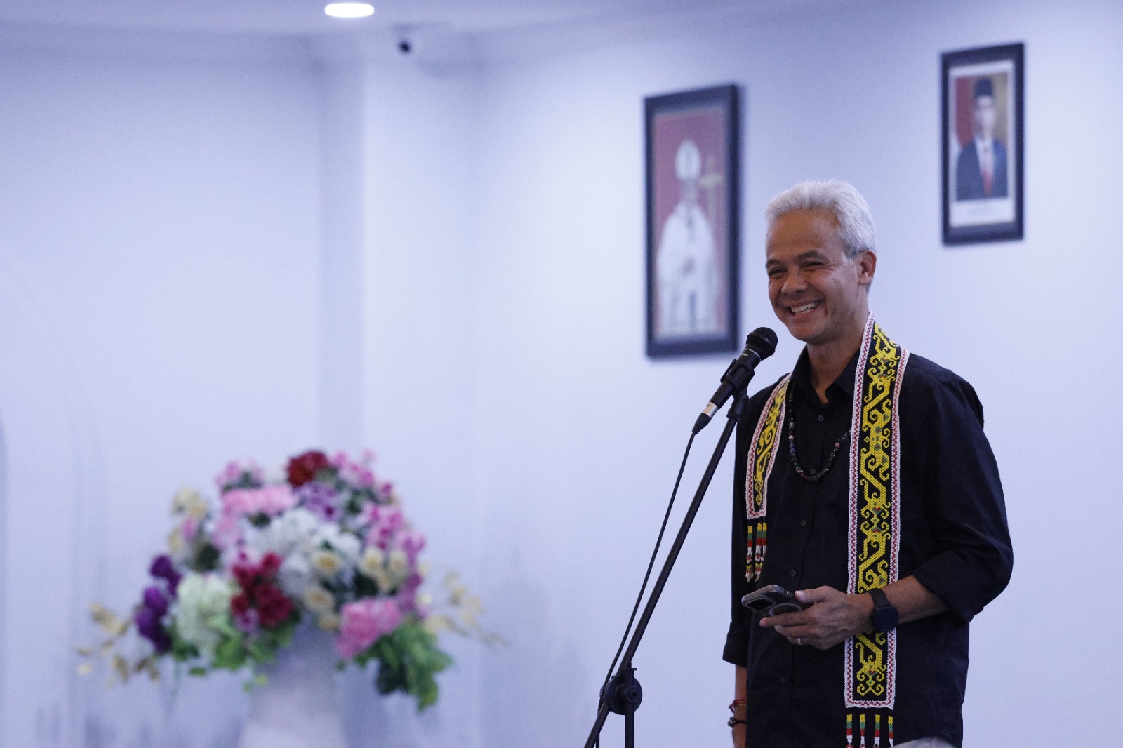 Capres 2024, Ganjar Pranowo bersilaturahmi dengan tokoh agama Katholik di Katedral Samarinda, Kalimantan Timur, Rabu (6/12/2023)