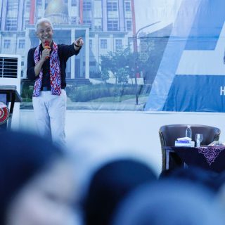 Capres 2024 nomor urut 3, Ganjar Pranowo, memberikan kuliah kebangsaan di Universitas Muhammadiyah Cirebon (UMC), Jumat (8/12/2023)