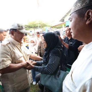 Calon presiden nomor urut 2 yang juga Menteri Pertahanan RI Prabowo Subianto, mengunjungi posko tanggap bencana erupsi Gunung Marapi di Kabupaten Agam, Sumatera Barat, Sabtu (9/12/2023)