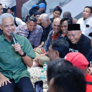 Calon presiden 2024, Ganjar Pranowo, menerima ratusan nelayan dari berbagai wilayah Indonesia di kediamannya, Patra Kuningan Jakarta, Minggu (10/12/2023)