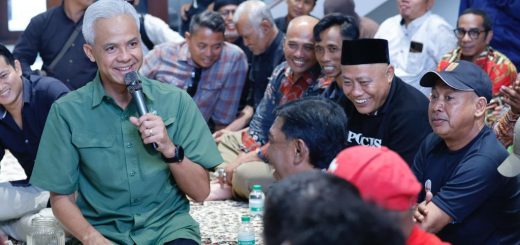 Calon presiden 2024, Ganjar Pranowo, menerima ratusan nelayan dari berbagai wilayah Indonesia di kediamannya, Patra Kuningan Jakarta, Minggu (10/12/2023)