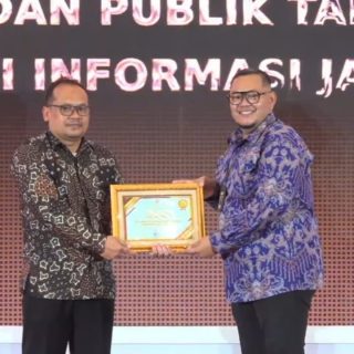 Komisi Informasi Provinsi (KIP) Jawa Tengah memberikan apresiasi penghargaan kepada Universitas Semarang (USM) yang diterima Sekretaris Universitas Dr Abdul Karim SE MSi, di Hotel Patra Jasa Jl Sisingamangaraja Candisari, Semarang pada 21 Desember 2023