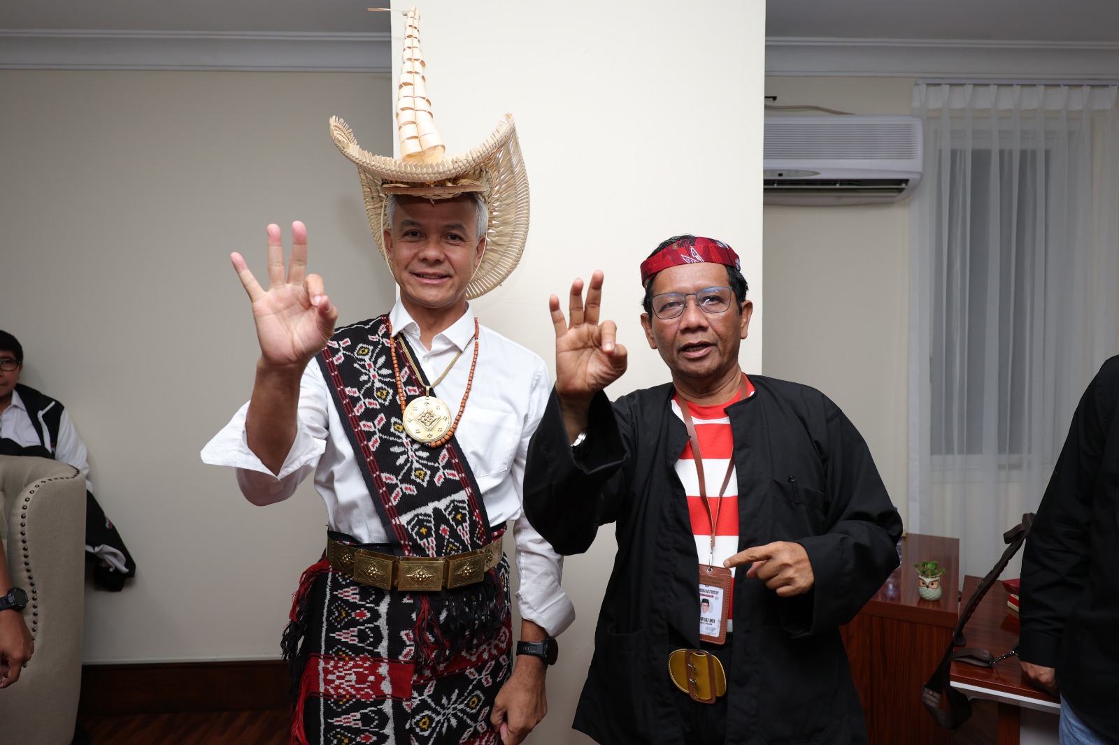 Pasangan capres cawapres nomor urut 3 Ganjar Pranowo dan Mahfud MD mengenakan pakaian adat ketika acara debat cawapres di Balai Sidang JCC Senayan, Jakarta, Jumat (22/12/2023)
