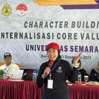 Ketua Pengurus Yayasan Alumni Undip Prof Dr Ir Hj Kesi Widjajanti SE MM membuka acara internalisasi Core Values ''HATI'' (Harmoni, Akuntabilitas, Transparasi, dan Integritas ) bagi para dosen USM di Kampoeng Banyumili Kabupaten Semarang pada Sabtu, 23 Desember 2023.