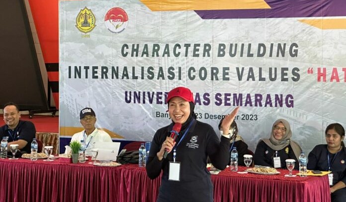 Ketua Pengurus Yayasan Alumni Undip Prof Dr Ir Hj Kesi Widjajanti SE MM membuka acara internalisasi Core Values ''HATI'' (Harmoni, Akuntabilitas, Transparasi, dan Integritas ) bagi para dosen USM di Kampoeng Banyumili Kabupaten Semarang pada Sabtu, 23 Desember 2023.