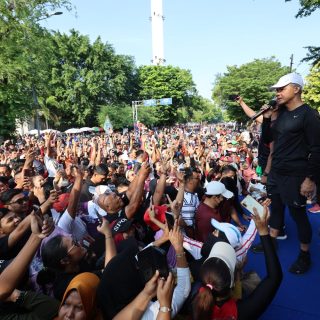 Capres Ganjar Pranowo dari atas panggung menyapa warga di arena Car Free Day di Jalan Slamet Riyadi Kota Surakarta, Minggu (24/12/2023)