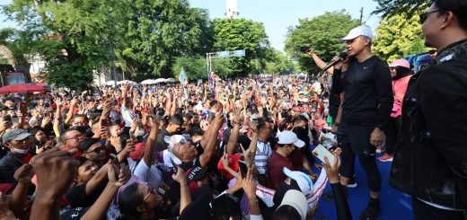 Capres Ganjar Pranowo dari atas panggung menyapa warga di arena Car Free Day di Jalan Slamet Riyadi Kota Surakarta, Minggu (24/12/2023)