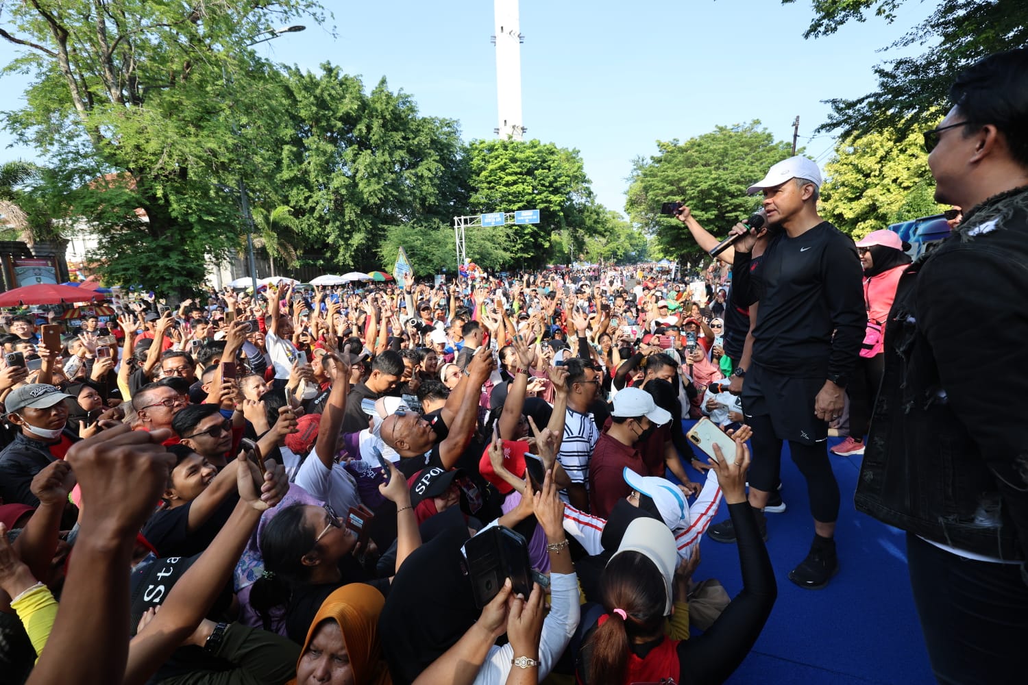 Capres Ganjar Pranowo dari atas panggung menyapa warga di arena Car Free Day di Jalan Slamet Riyadi Kota Surakarta, Minggu (24/12/2023)