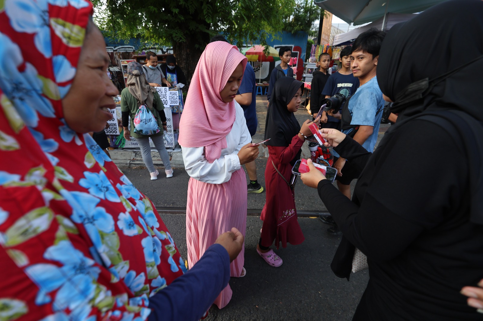 Para relawan Capres Ganjar Pranowo membagikan voucher internet gratis kepada masyarakat yang beraktivitas di car free day Solo, Minggu (24/12/2023)