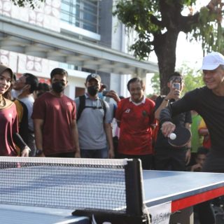 Capres Ganjar Pranowo didampingi istri, Siti Atikoh Supriyanti bermain tenis meja di depan Loji Gandrung, rumah dinas Wali Kota Solo, Minggu (24/12/2023)