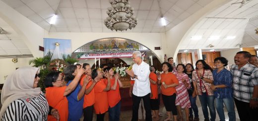 Capres Ganjar Pranowo berkunjung ke sejumlah gereja di Solo jelang Natal dan Tahun Baru 2024, Minggu (24/12/2023)