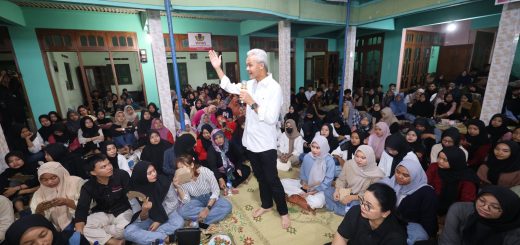 Capres 2024, Ganjar Pranowo, berdialog dengan ratusan anak muda Sragen di Basecamp Wiyas Krikilan Sragen, Minggu (24/12/2023) malam