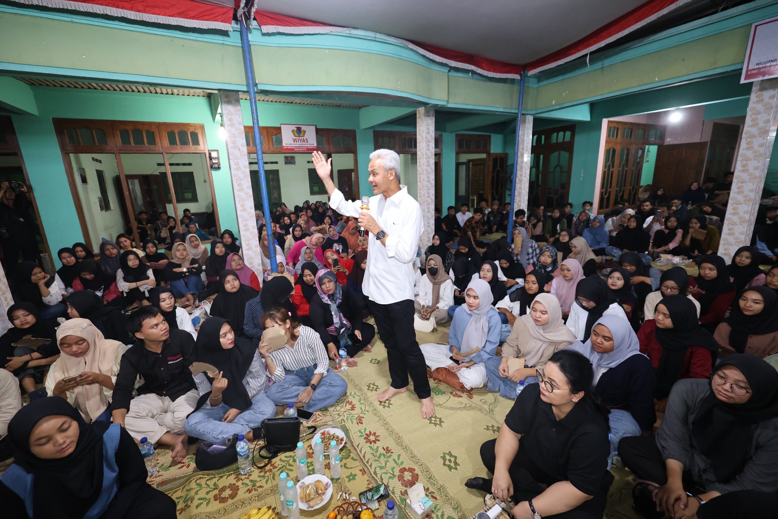 Capres 2024, Ganjar Pranowo, berdialog dengan ratusan anak muda Sragen di Basecamp Wiyas Krikilan Sragen, Minggu (24/12/2023) malam